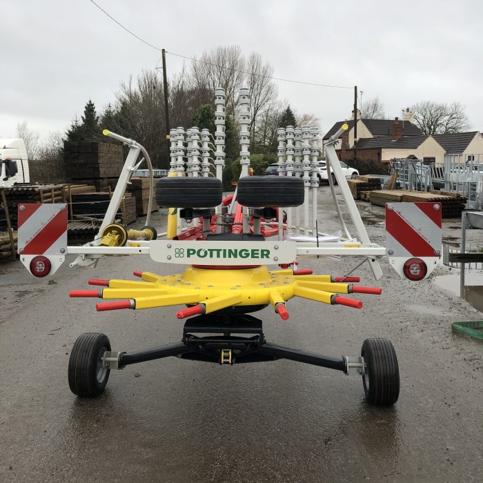 Ex Demo Pottinger Top 422 Rake 1